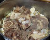 Foto del paso 4 de la receta: Osobuco estofado con papas y arvejas