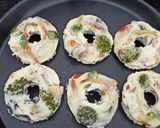 एग व्हाईट एग्झाॅटिक व्हेजी डोनट्स (egg white exotic veggie donuts recipe in marathi) रेसिपी स्टेप 4 फोटो 