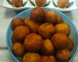 A picture of step 1 of Pigeon peas and peas pattice.