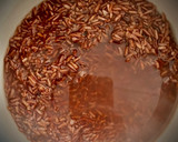 Foto del paso 1 de la receta: Poke de arroz castaño con salmón marinado y langostinos al ajillo