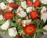 Foto del paso 2 de la receta: Ensalada de rúcula,rulo de cabra,queso de Burgos,fresas y mermelada casera !!!