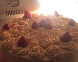Foto del paso 5 de la receta: Torta de buzcochuelo con mousse y frutilla