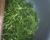 Foto langkah ke 1 dari resep Oseng udang rebon daun mengkudu / urab daun mengkudu.