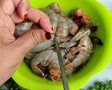 Foto langkah ke 1 dari resep Udang saus padang.