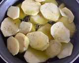 Foto del paso 1 de la receta: Patatas a lo pobre con Huevo y pechuga de pollo