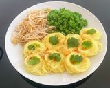 A picture of step 2 of Rice vermicelli with Tuna Curry Sauce.