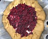 Une image de l'étape 8 de Tarte rustique aux fruits rouges, noix et crème fraîche.