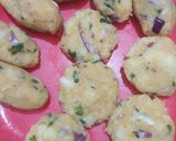 A picture of step 2 of Aloo ke pakode.
