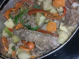 Estofado de carne y fideo tallarín