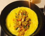Hình bước làm 5 của món Omurice (Cơm chiên cuộn trứng)