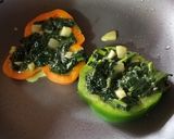 Foto del paso 4 de la receta: Rodajas de chile morrón con huevo, espinacas y chayote