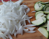 Foto del paso 1 de la receta: Cestitas integrales de huevo con cebolla, calabacín y rulo de cabra