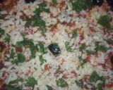 صورة لخطوة 3 من وصفة 🍕 بيتزا خفيفة واقتصادية