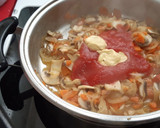 Foto del paso 4 de la receta: Conejo guisado al vino y mostaza, con champiñones y zanahoria