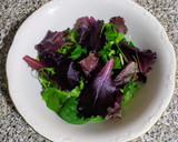 Foto del paso 1 de la receta: Ensalada fresca de brotes tiernos, pimiento verde y cebolleta