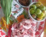 รูปขั้นตอนการทำที่ 1 ของ แกงหมูมะเขือเทศดิบ
