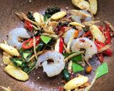 รูปขั้นตอนการทำที่ 2 ของ ผัดฉ่าปลาอินทรีกับกุ้ง
