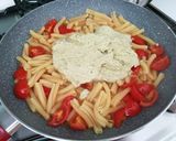 Foto del passaggio 3 della ricetta Pasta alla crema di ricotta, basilico e pistacchi con pomodorini