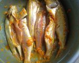 Foto langkah ke 4 dari resep Ikan laes goreng.