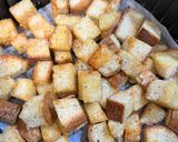 Foto del passaggio 3 della ricetta Crostini di pane speziati in friggitrice
