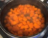 Une image de l'étape 3 de Purée de carottes aux épices, ail et persil.