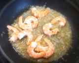 Foto del paso 2 de la receta: Macarrones con langostinos en salsa de soja