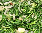 Foto del passaggio 3 della ricetta Gnocchetti acqua e farina, stridoli e luganica