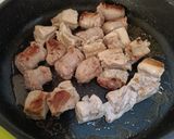 Foto del paso 2 de la receta Cazuela de costillas, butifarras, champiñones y patatas
