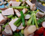 Foto del paso 2 de la receta: Salteado de verduras con champiñones, pavo y patata