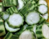 Foto langkah ke 1 dari resep Sayur bening oyong bumbu iris simple.