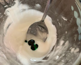 Foto del paso 2 de la receta: Glasa muy fácil para hacer galletas