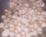A picture of step 3 of Roasted Makhana.