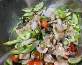 รูปขั้นตอนการทำที่ 2 ของ ยำหมูย่างแตงกวา