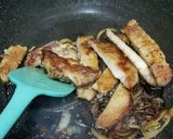 A picture of step 7 of Chinese Style Onion Pork Chop with sweet soya sauce甜豉油洋蔥豬扒.