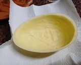 Foto del paso 1 de la receta: Huevo de Pascua relleno con crema y frutillas