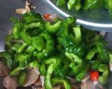 Foto langkah ke 4 dari resep Tumis Pare Bakso Jamur.
