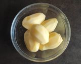 Foto del passaggio 1 della ricetta Tortino di patate al forno con timo rosmarino e noce moscata