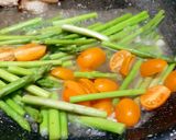 Hình bước làm 2 của món Măng tây cà chua xào thịt
