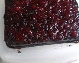 Foto langkah ke 9 dari resep Cake coklat isi stroberi.