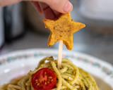 Foto del paso 5 de la receta: Árbol navideño de espaguetis al pesto🎄