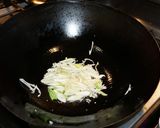 Foto del paso 2 de la receta: Hígado salteado con vainas de arvejas verdes y salsa teriyaki