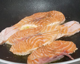 Foto del paso 3 de la receta: Salmón a la plancha con verduras asadas y espaguetis con trufa