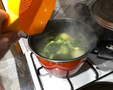 Foto del paso 2 de la receta: Brócoli con patatas y cebolla hervido y aliñado con Vidalim
