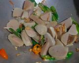 Foto langkah ke 3 dari resep Tumis Toge Bakso.