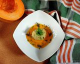 Foto del passaggio 14 della ricetta Canederli di spinaci su vellutata di zucca ed erba cipollina