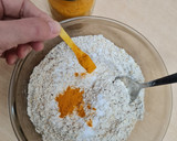 Foto del paso 1 de la receta: Galletas crackers de avena y cúrcuma