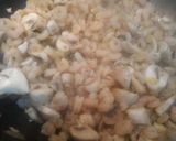 Foto del paso 4 de la receta: Revuelto de gambas, champiñones y palitos
