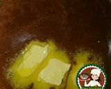 صورة لخطوة 3 من وصفة كيكه الشوكولاته بأيس كريم الفانيليا وصوص الكراميل 🍨🍧