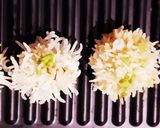 A picture of step 1 of Chicken Flower Dumplings.