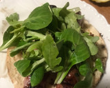 Foto del paso 6 de la receta: Bocadillo de pan de pita y longanizas a la brasa